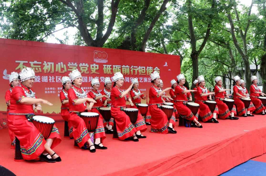 尔滨请南方宝宝吃鲜活帝王蟹,持外省有效证件即可全场免费吃!人在故乡为异客,尔滨你让我陌生!
